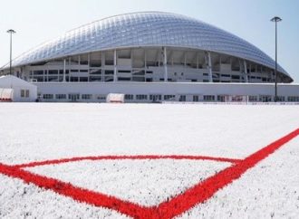 Rusia inaugura campo de fútbol hecho de plástico reciclado.