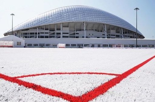 Rusia inaugura campo de fútbol hecho de plástico reciclado.