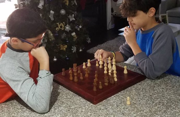 Los adolescentes en los conceptos que van adquiriendo con el ajedrez, es fundamental para aprender habilidades en su aprendizaje