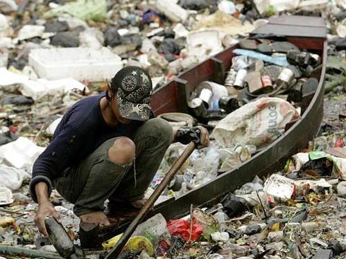 Trece millones de toneladas de plástico desembocan anualmente en los océanos.