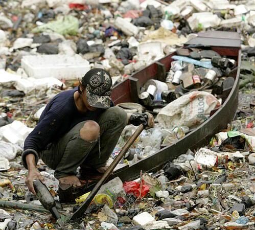Trece millones de toneladas de plástico desembocan anualmente en los océanos.