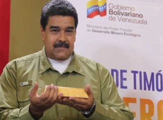 Nicolás Maduro muestra una barra de oro del Arco Minero de Venezuela.