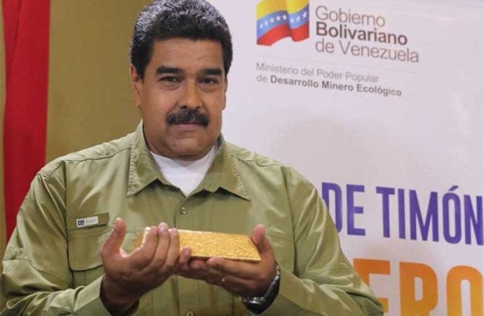 Nicolás Maduro muestra una barra de oro del Arco Minero de Venezuela.