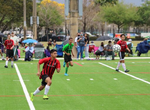 El equipo de futbol de Coral Springs camiseta roja, bajo lluvia gana la final quedando invicto 4 a 2