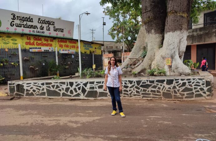 La Ambientalista Yrina Gazzaneo debajo de la Ceiba en el Callao Venezuela  para el mundo